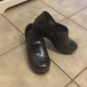 NEW Dansko Metallic Swirl Patent Leather Clog